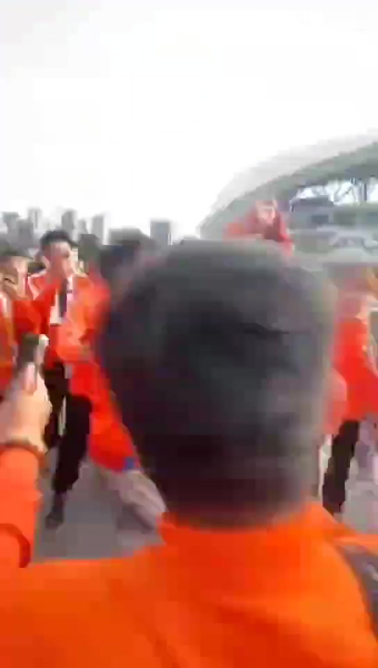一泰山球迷在球場外燒武磊球衣，多人高喊：武磊傻X
