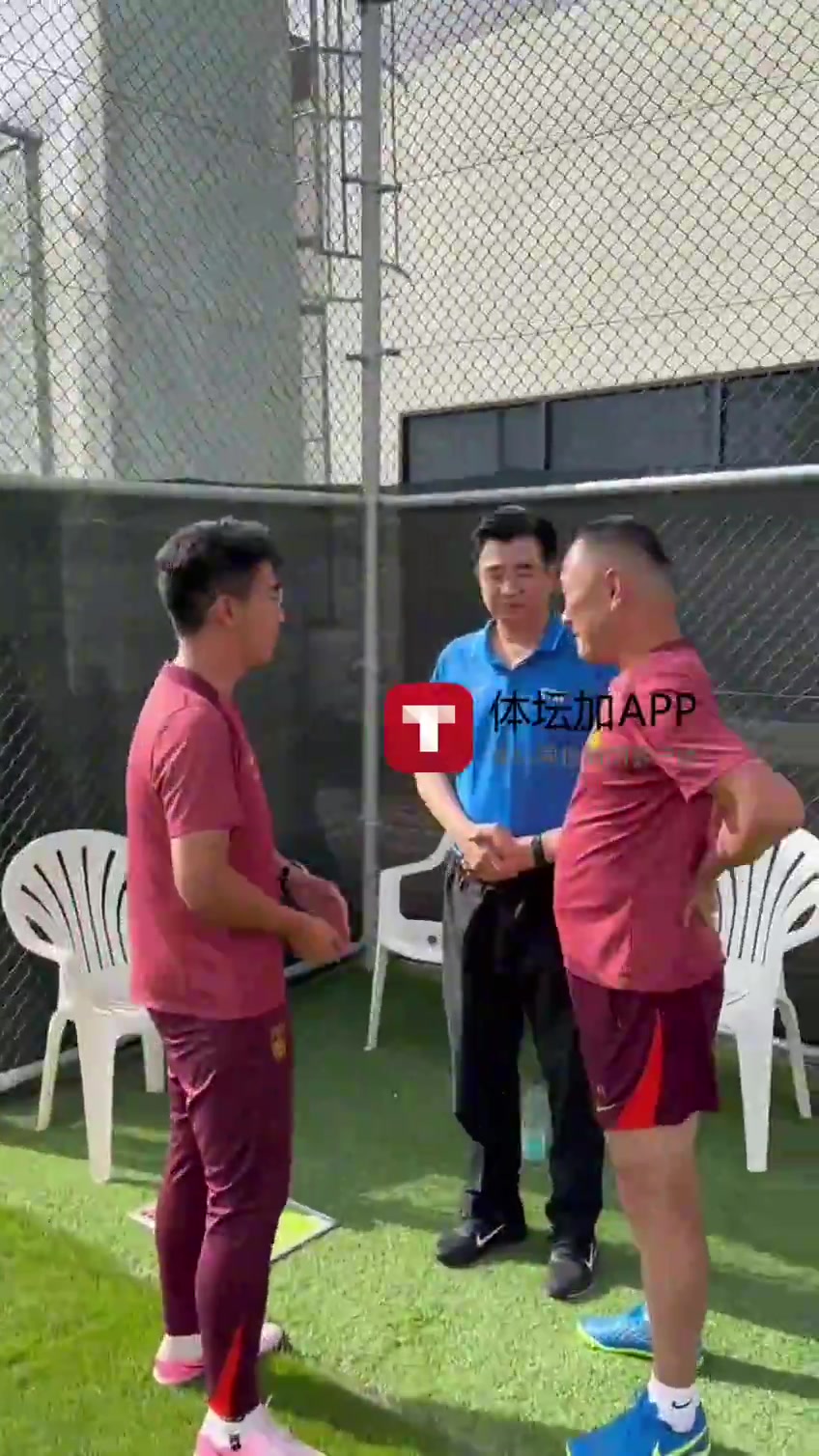 馬德興：宋凱與上村健一親切交談，希望國少打好次輪的比賽