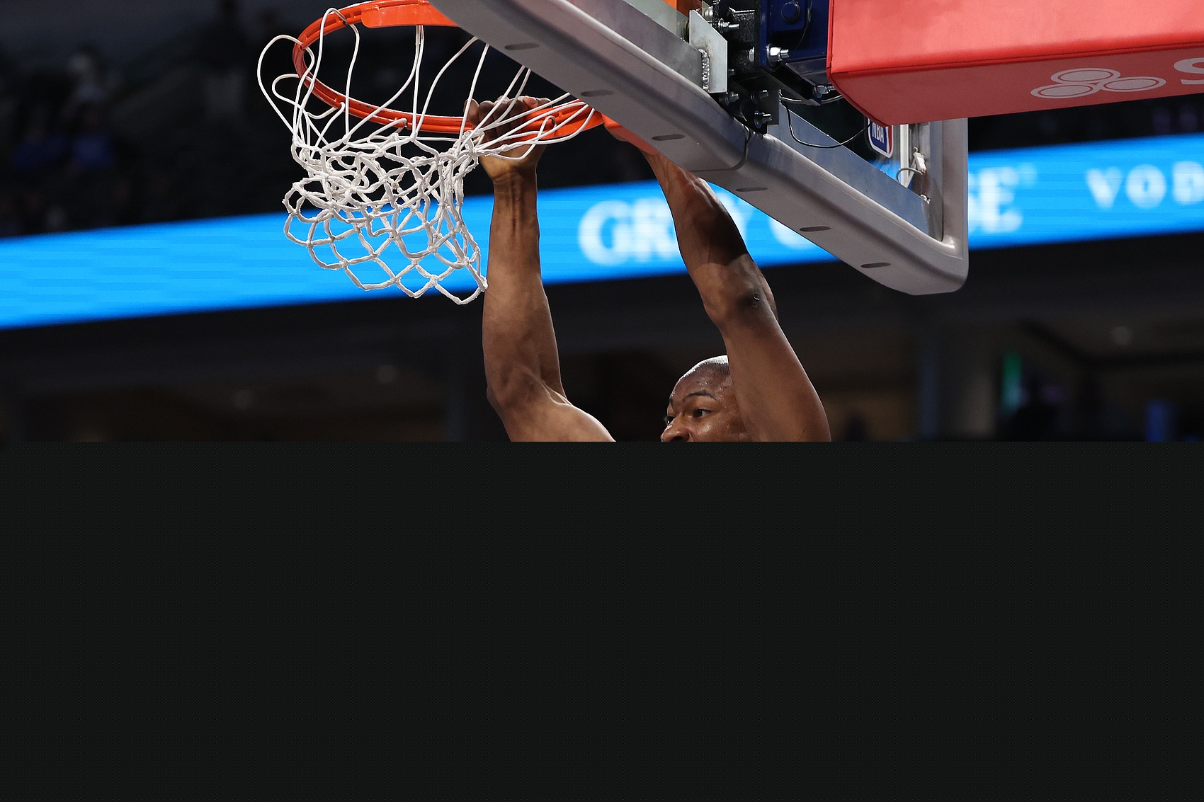 戰(zhàn)舊主來勁凱瓊斯20分鐘9中9砍18+7+3帽最后時刻6犯離場