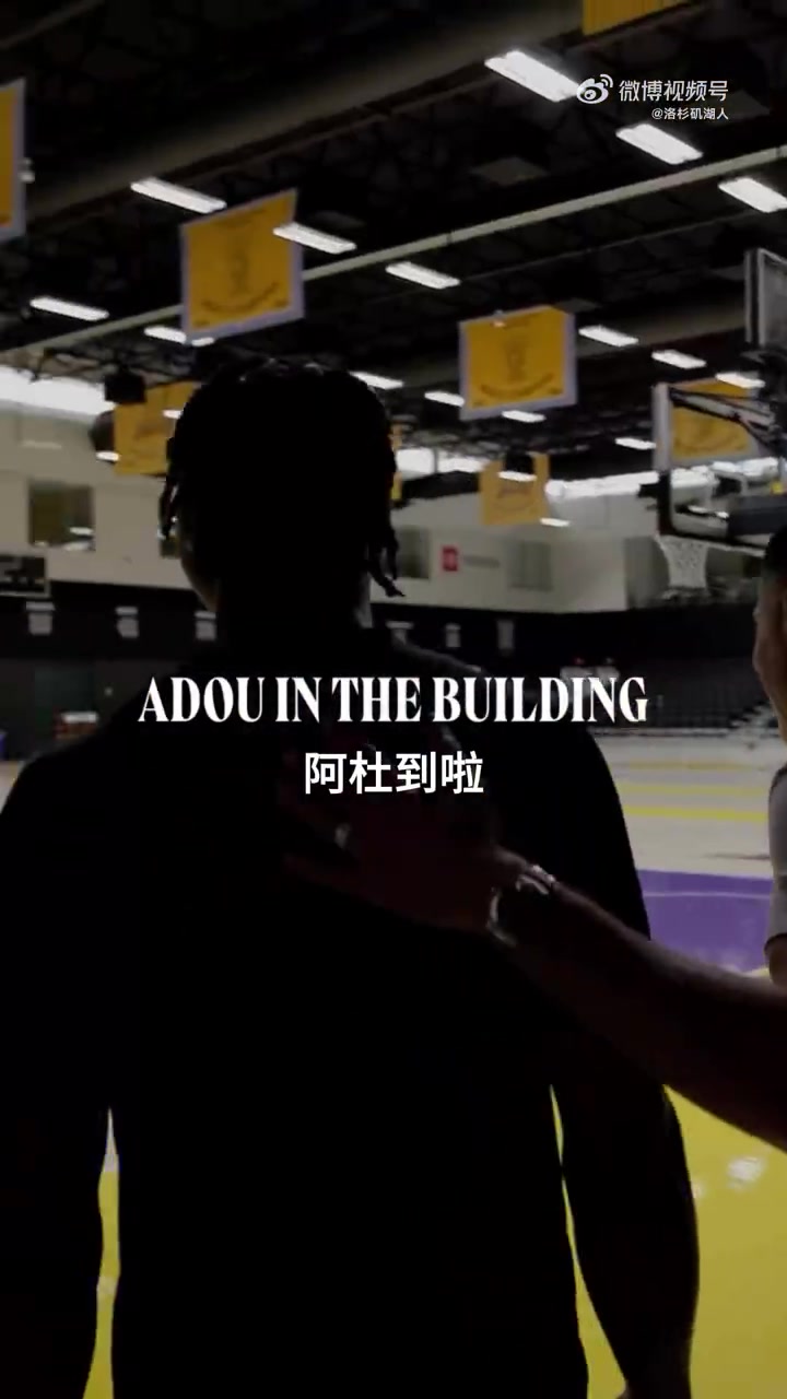 詹姆斯攜妻子觀看說(shuō)唱歌手Nas演唱會(huì)中途握手離開(kāi)還一路哼唱