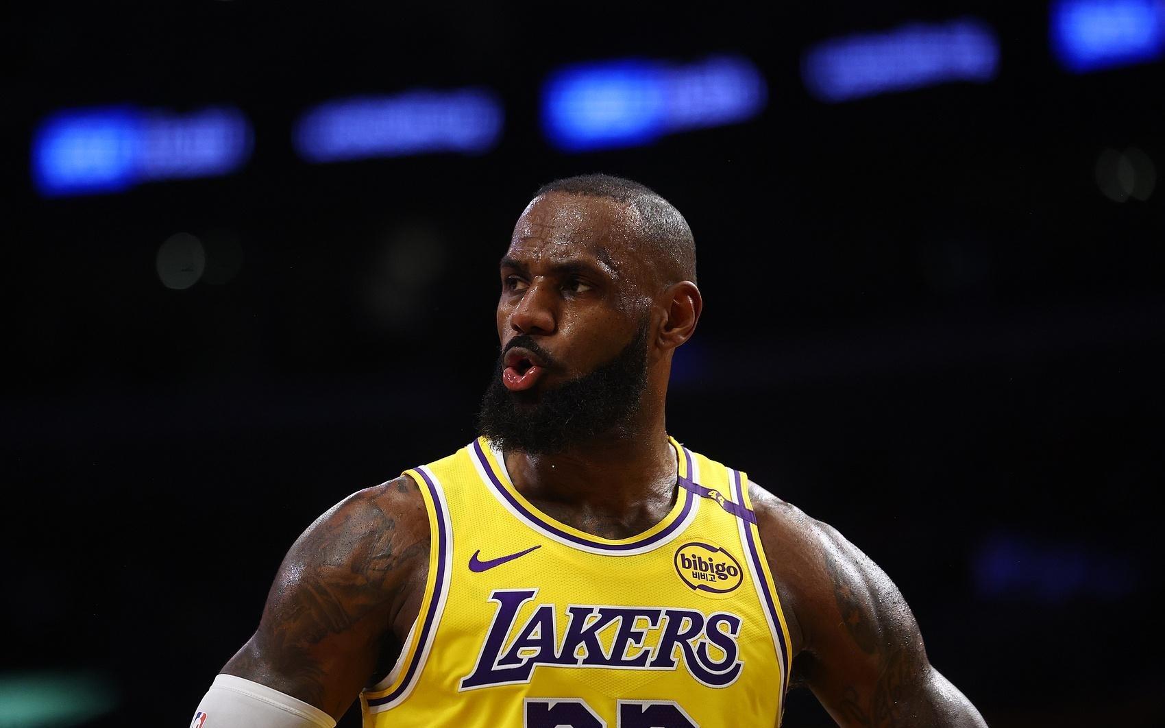 夸梅：傳言都說(shuō)詹姆斯喜歡白人女孩NBA很快就會(huì)把這些事都捅出來(lái)