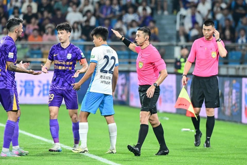 津門虎00西海岸！遭3輪不勝，雙方各1球被吹引爭議，邵佳一染黃