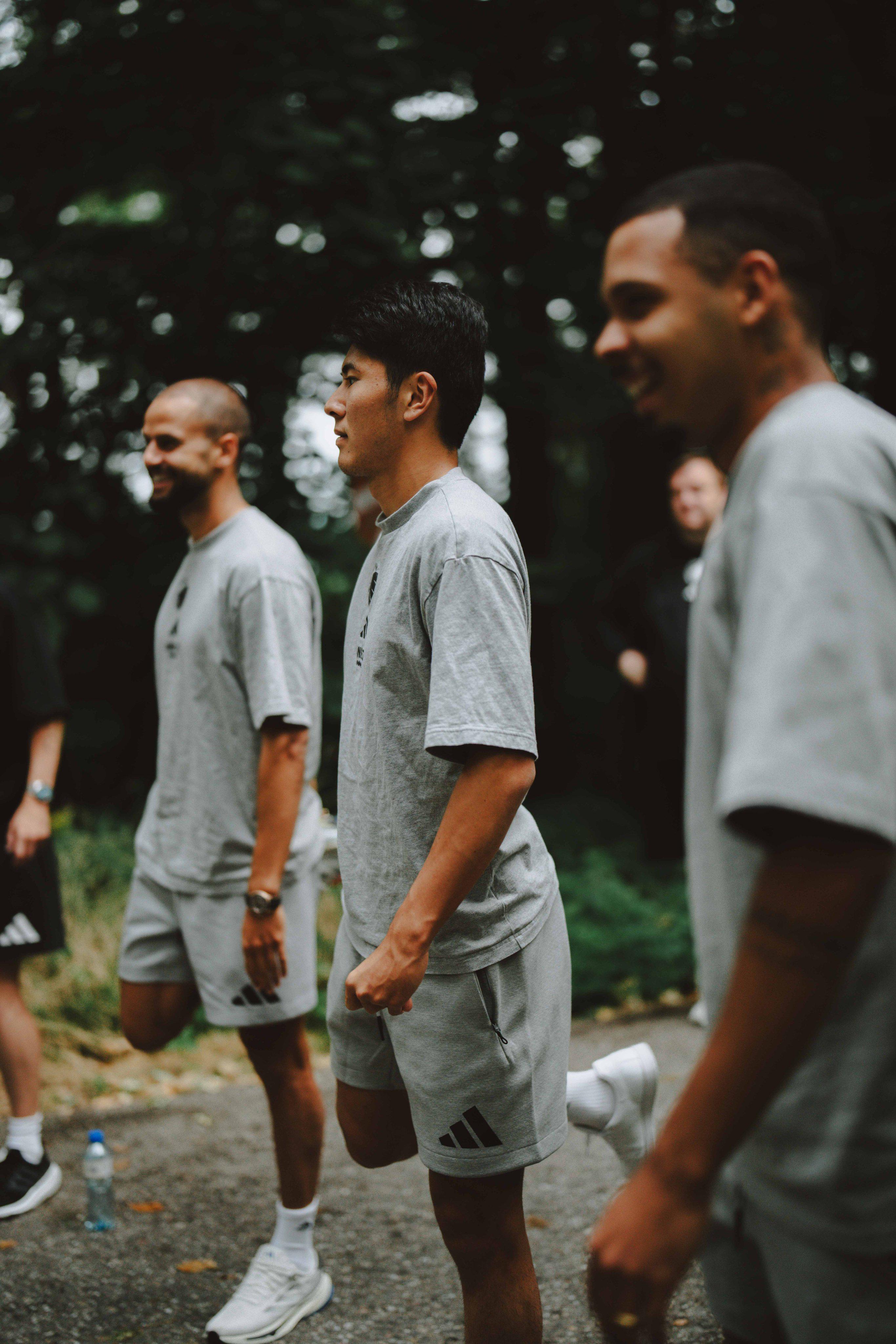 氣定神閑！哥本哈根客戰(zhàn)巴塞爾一觸即發(fā)，賽前球員集體散步