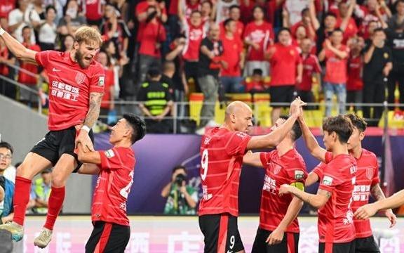 中超城頭變幻大王旗：國安竟以0比6輸山東泰山，成都蓉城戰(zhàn)勝海港后登頂