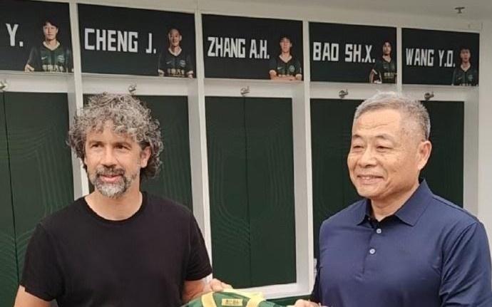 托馬西造訪浙江足球俱樂(lè)部，或者浙江隊(duì)球衣