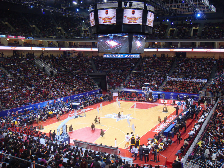 2012NBA中的MVP是詹姆斯，在這一年勒布朗·詹姆斯收獲了個(gè)人在NBA的第三座最有價(jià)值球員獎(jiǎng)，亦于同年獲得了NBA生涯第一個(gè)總冠軍并加冕總決賽MVP。當(dāng)年夏天，勒布朗·詹姆斯代表美國男籃獲得了倫敦奧運(yùn)會(huì)金牌，追平了邁克爾·喬丹在1992年所創(chuàng)的紀(jì)錄。2013年，他再度獲得NBA總冠軍、完成兩連冠，并連續(xù)兩年包攬常規(guī)賽和總決賽MVP。